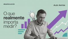 Homem estudando finanças e medindo crescimento com gráficos e indicadores, focado em como realmente medir o sucesso financeiro