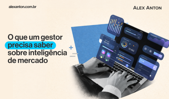 Gestor analisando dashboards em notebook sobre inteligência de mercado.