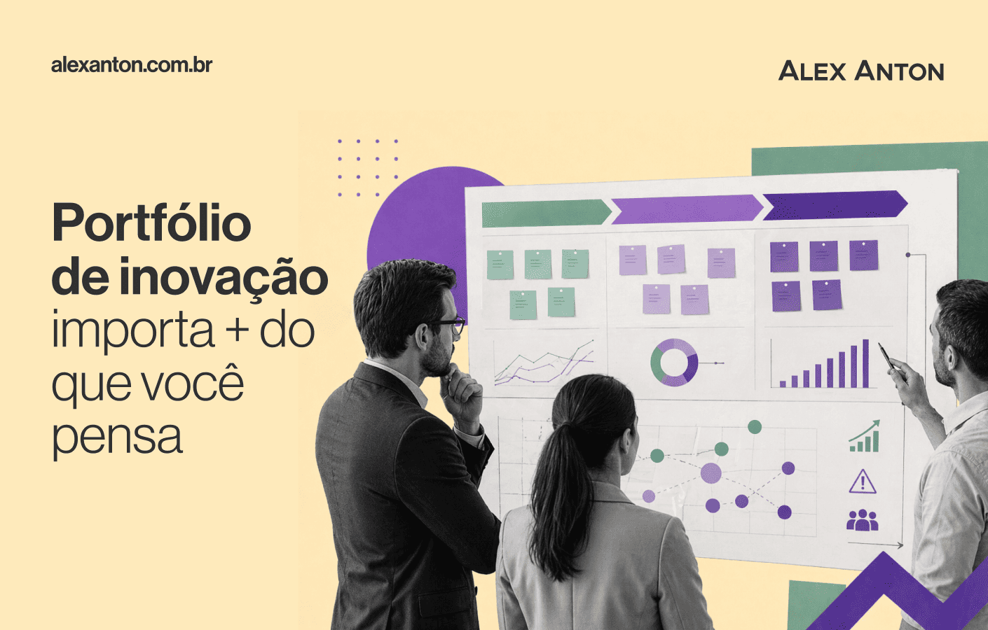  Três profissionais analisam um painel repleto de gráficos, notas autoadesivas e indicadores de desempenho. A imagem apresenta um design moderno com o título 