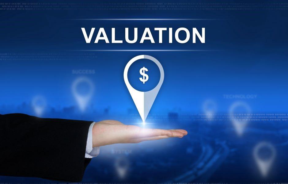 Mão segurando um ícone de localização com símbolo de dólar sob o texto 