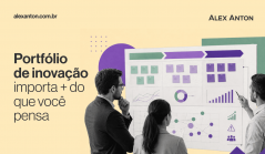  Três profissionais analisam um painel repleto de gráficos, notas autoadesivas e indicadores de desempenho. A imagem apresenta um design moderno com o título 
