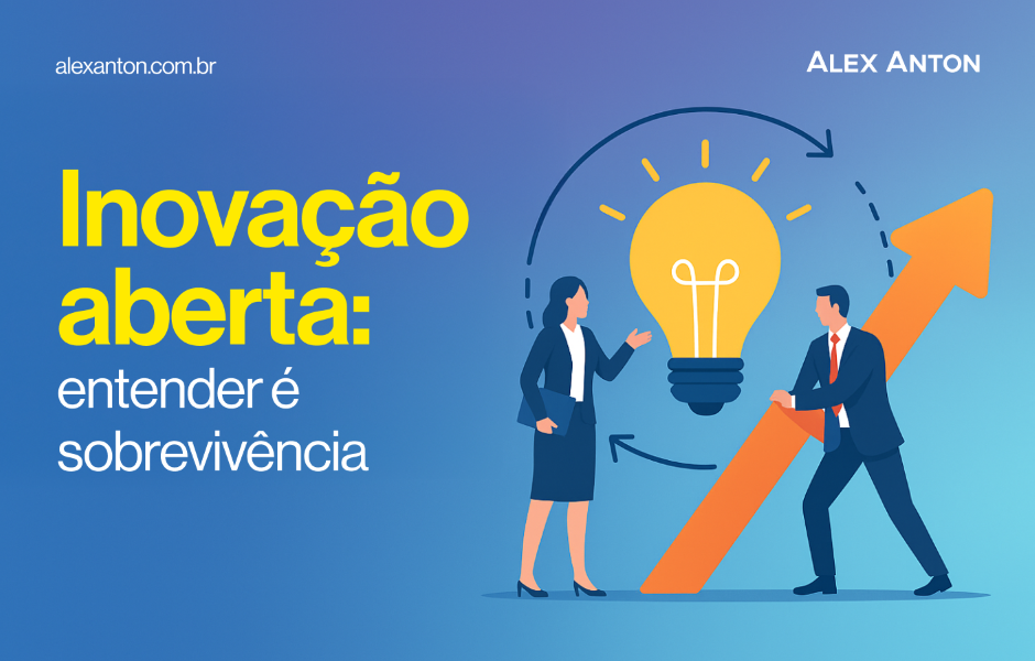 Imagem ilustrativa de inovação aberta, com um homem e uma mulher discutindo ao lado de uma lâmpada de ideia brilhante e uma seta apontando para cima, representando crescimento e sucesso empresarial.